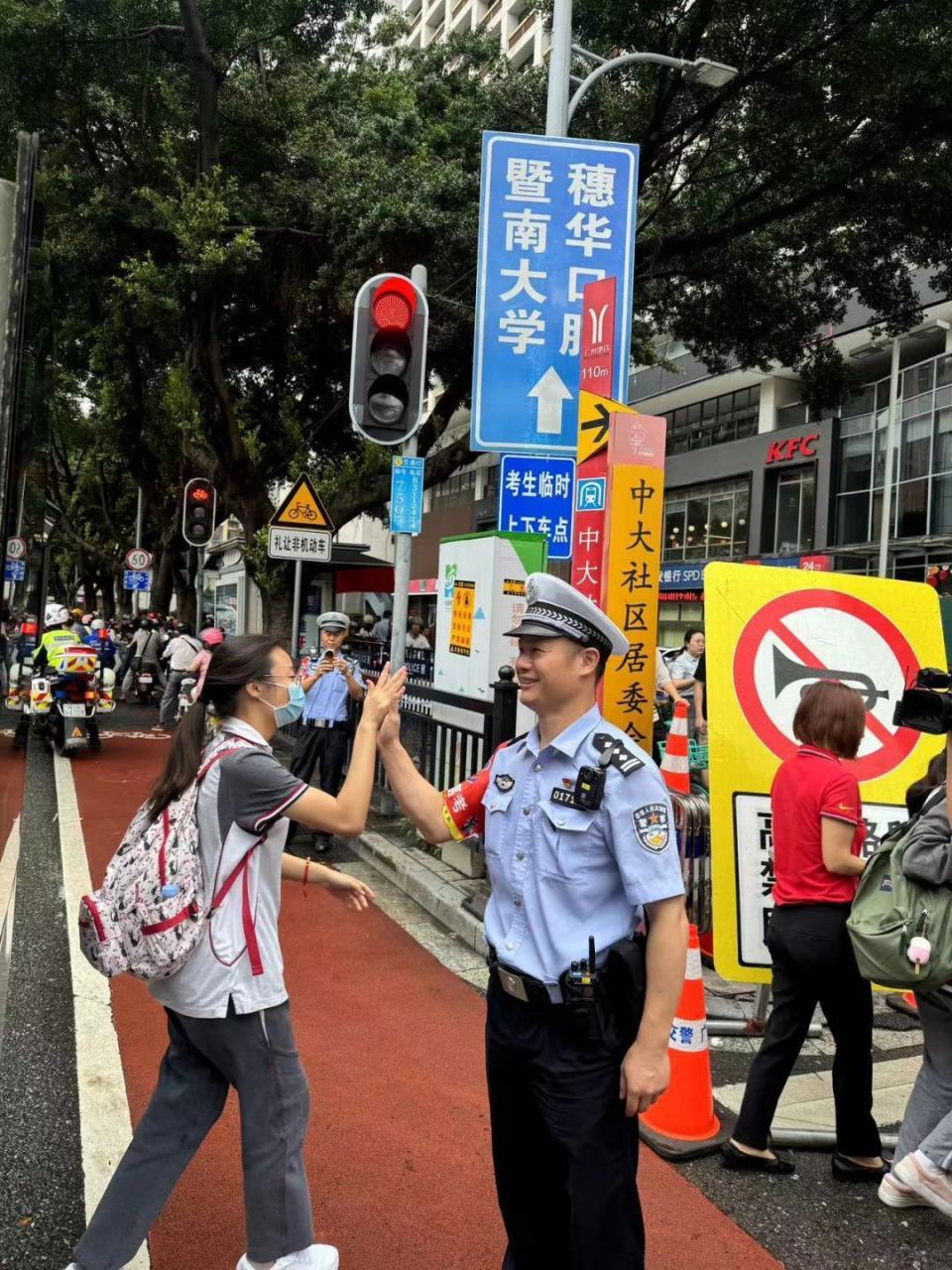 铁骑护航!高考首日上午广州交警接到8宗考生求助