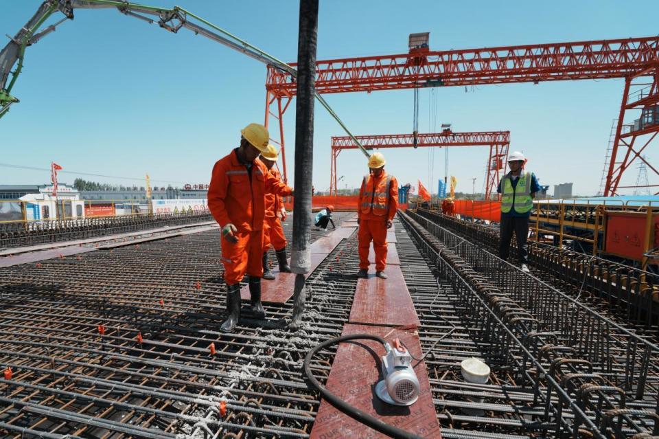 京滨铁路华明制梁场首孔预制箱梁成功浇筑