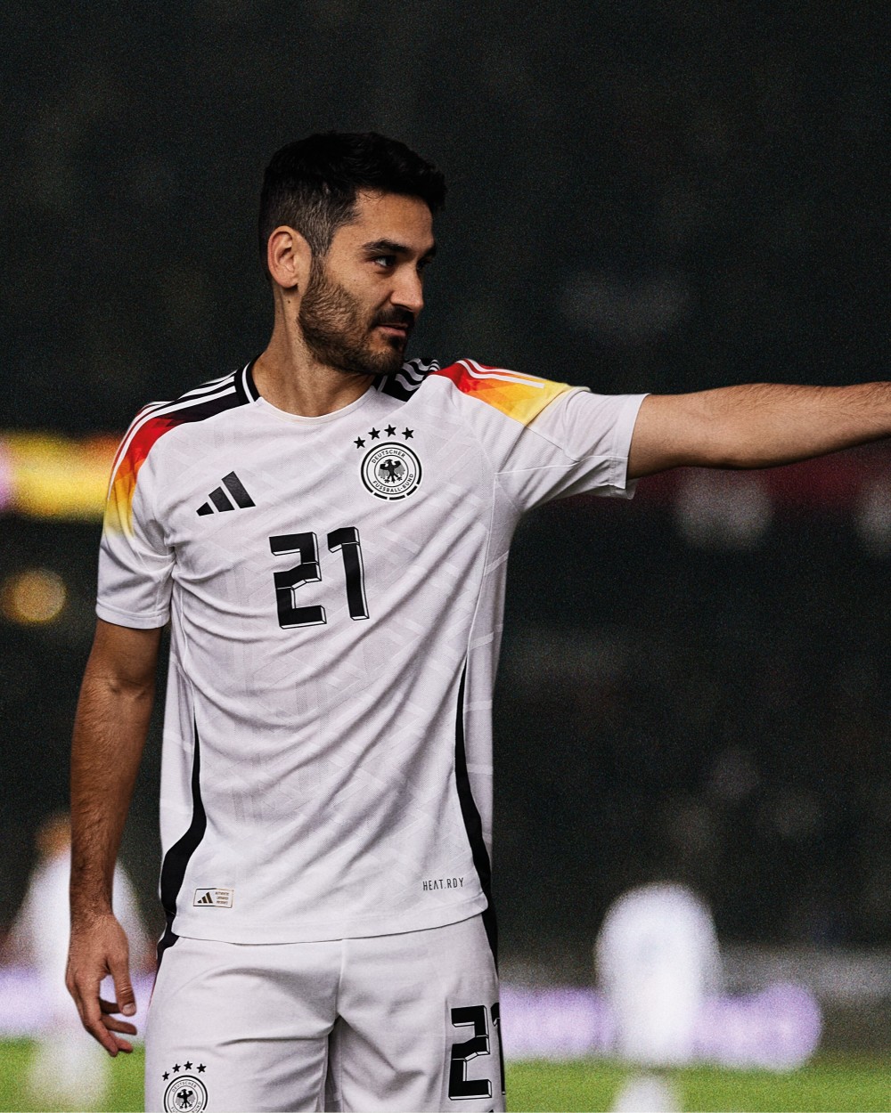 德国队发布欧洲杯球衣:主场白色 黑红黄条纹,客场粉紫色