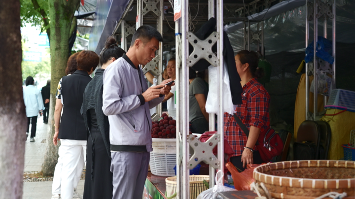 "近日,杨梅销售迎来旺季,青田县综合行政执法局鹤城中队为鹤城街道鸣