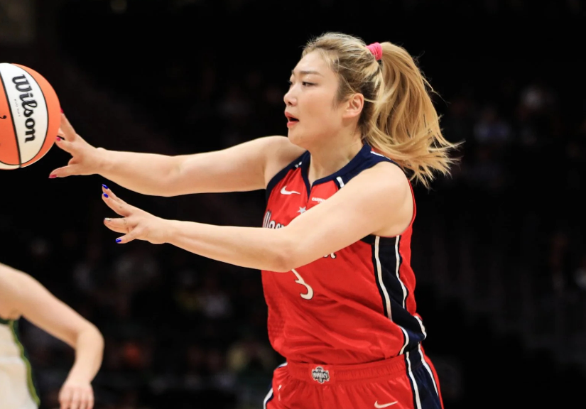 WNBA：李夢爆發3記三分11分狂創5紀錄 隊友傷退忍不住哭了 - 新浪香港