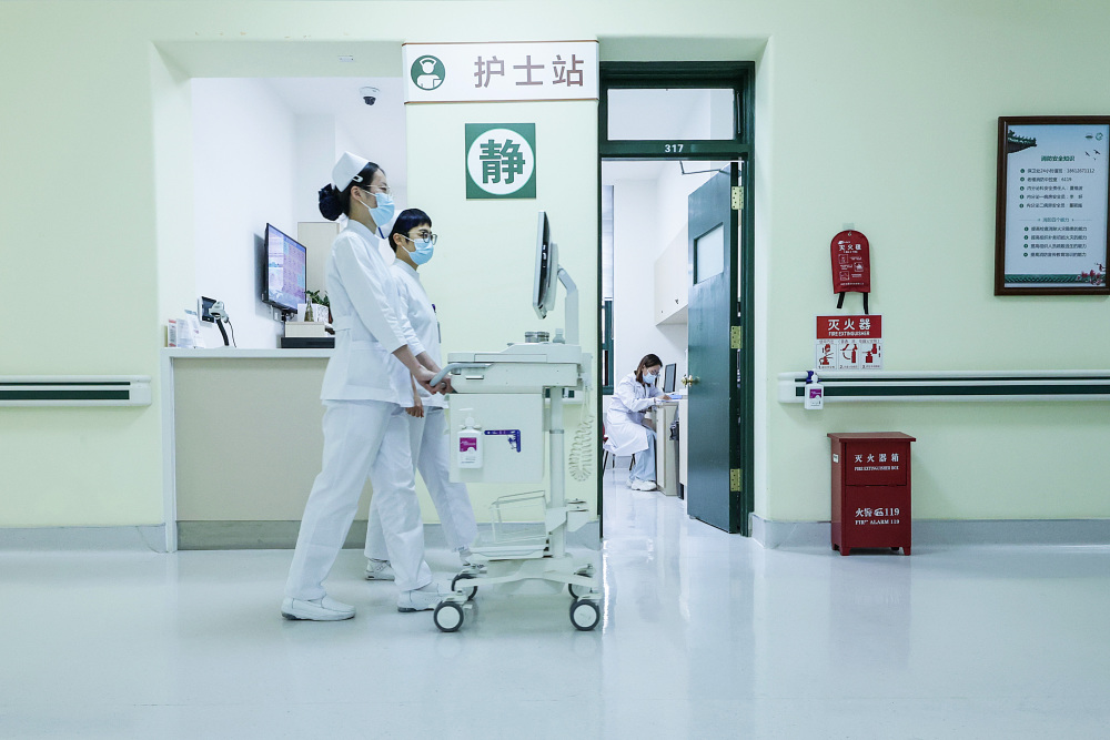 新华社记者 张玉薇 摄5月9日18时许,北京协和医院内分泌科护士为患者