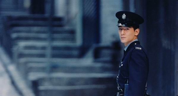 吴彦祖通过出演《玻璃之城》《特警新人类》等港片,证明了自身的演技