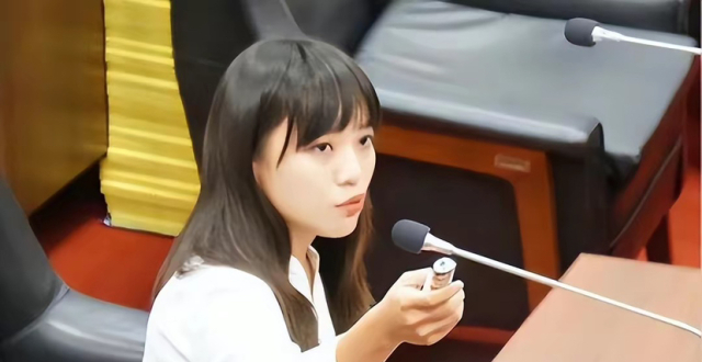 民进党女政客黄捷为了选票不惜出卖色相，学者轰“跳梁小丑”_腾讯新闻