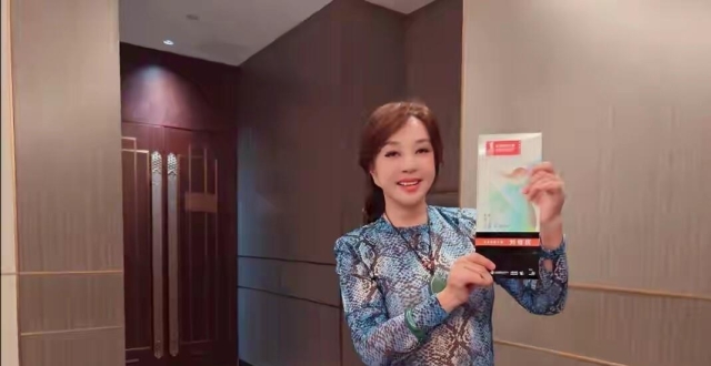 75岁刘晓庆蛇纹衫嫩回38岁，转头却在短剧里演14岁少女，网友吵翻了！_腾讯新闻