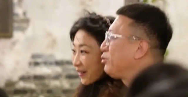 孙红雷携娇妻现身长桌宴，40岁王骏迪颜值在线，两人很有夫妻相_腾讯新闻