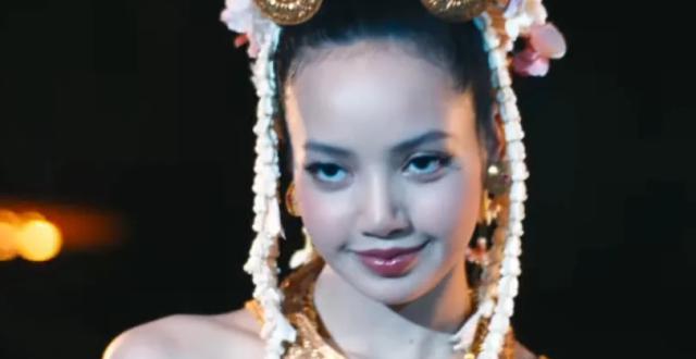 Lisa参演美剧最新造型曝光，没了刘海泰味十足，还被安排扮演舞娘_腾讯新闻