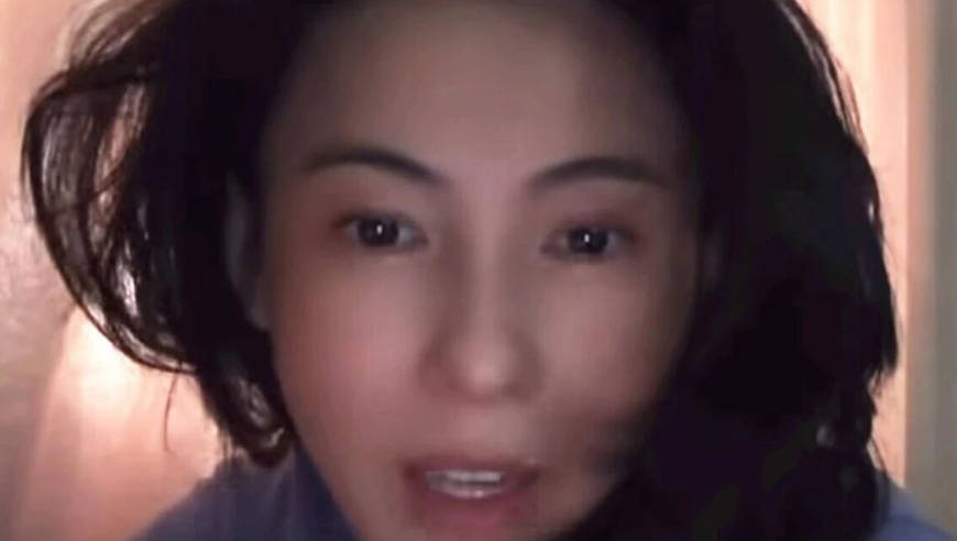 谢贤走后换回头像，张柏芝首晒日常！带儿子看功夫女足，46岁戴老花镜
