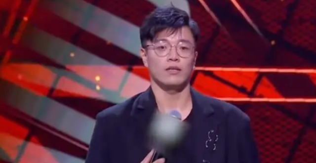 被曝出轨女粉丝，知名脱口秀男演员回应！发文曝光女生姓名等信息惹争议，律师解读_腾讯新闻