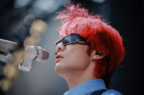 李荣浩承认《小眼睛》与他人歌曲“100%一样”但否认抄袭，“误发练习稿”能免除侵权责任吗？发行十年的版税该归谁？