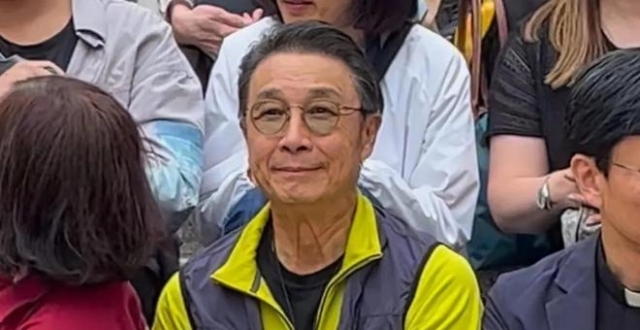 75岁刘松仁参加粉丝见面会，整个人看起来很沧桑，走起路来摇摇欲坠_腾讯新闻