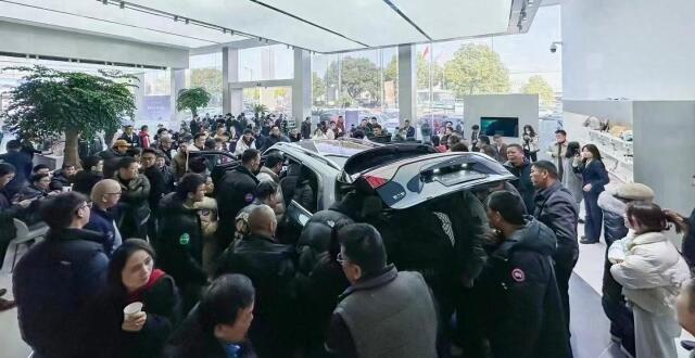 问界M9上市当天大定破1.5万辆，门店水泄不通，均店进店量破70_腾讯新闻