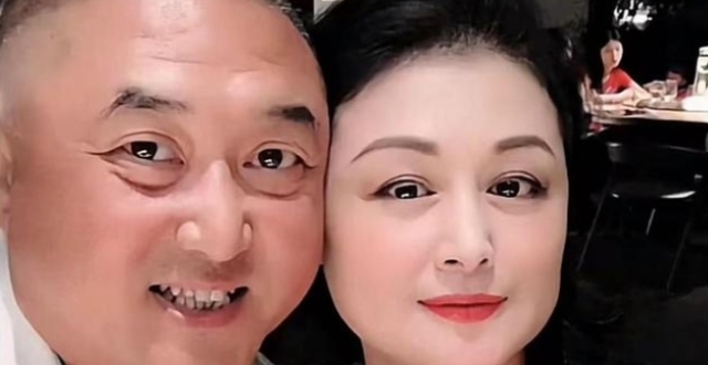 “谢大脚”丈夫张学松清明节看望亡妻，墓碑前摆满鲜花和祭品_腾讯新闻