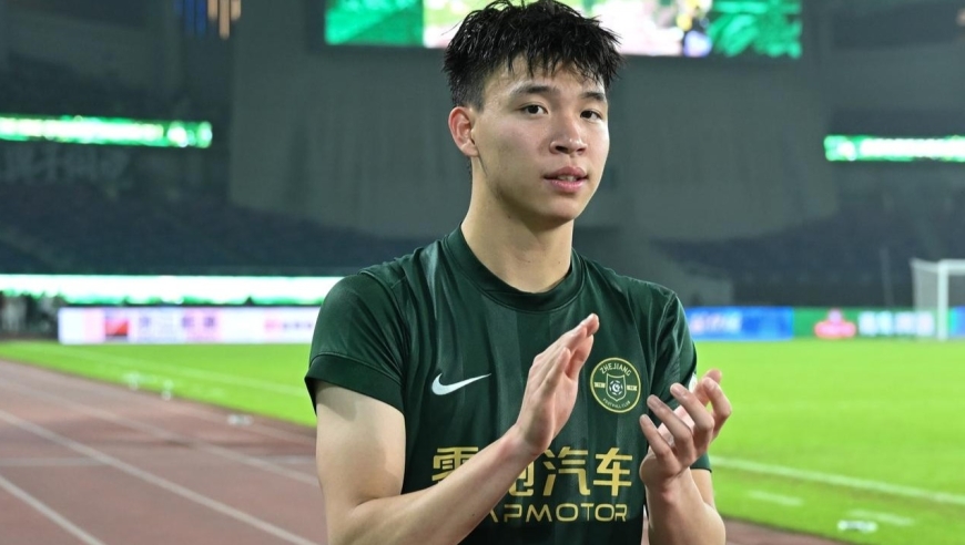 王钰栋又与球迷冲突！手指着球迷喷国骂，被工作人员拉走