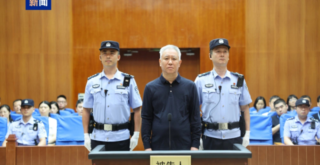 恒大总计被罚 88.2+70 亿元，2.4 万亿的惊天债务和 1300 个烂尾项目的窟窿该怎么填平？