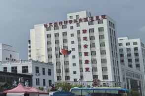 老人入住精神病院7年后查出梅毒，被精神病院私自转送至康养中心，医院有权私自转送病人吗？老人患梅毒医院要担多大责？