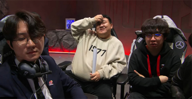 第4冠终于到手！faker手握赛点直呼无聊：“这打得有点没意思了”_腾讯新闻