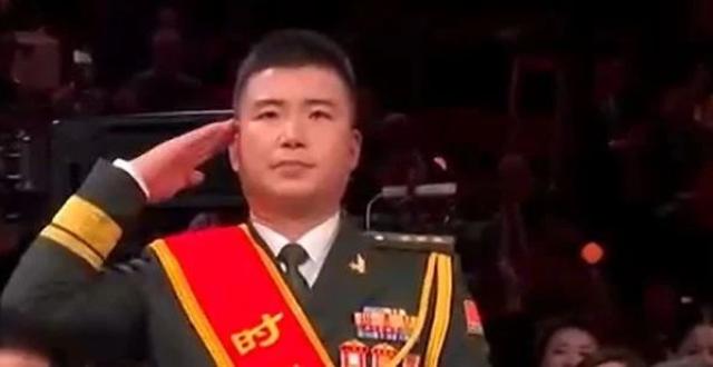 亮相春晚的上尉连长，什么来头？_腾讯新闻