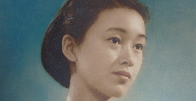 50年代，陈冲的母亲张安中女士，一张罕见的留影，年轻时才貌双全_腾讯新闻