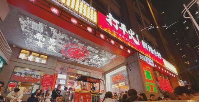 江西南昌有多能吃辣？游客跟朋友去吃网红餐厅，当场辣到说不出话_腾讯新闻