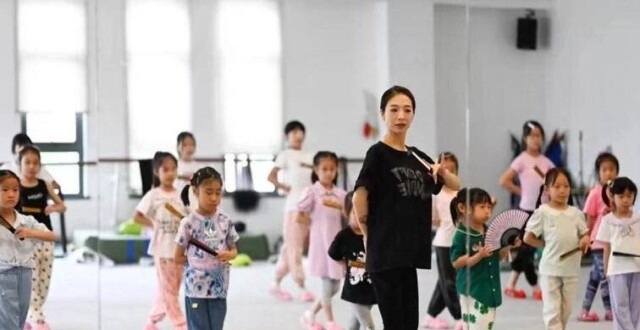 昆曲夏令营“花絮”放送｜从手机K歌房到昆曲练功房，爱唱古风歌的10岁女孩初闯昆曲世界_腾讯新闻