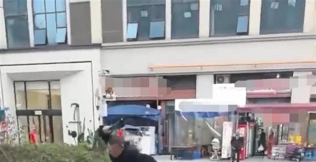 成都一保安持械暴打他人，成华警方：正依法调查处理_腾讯新闻