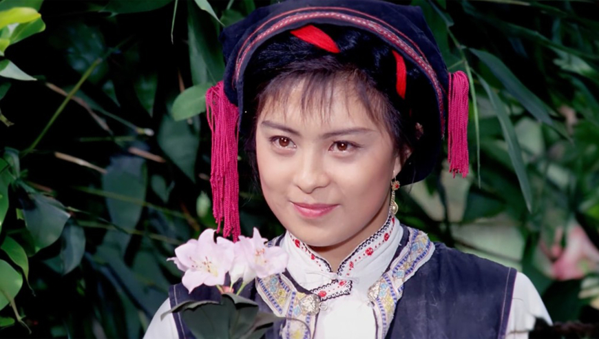 于淑珍这首《泉水叮咚响》太经典了,甜美动听的歌声,百听不厌