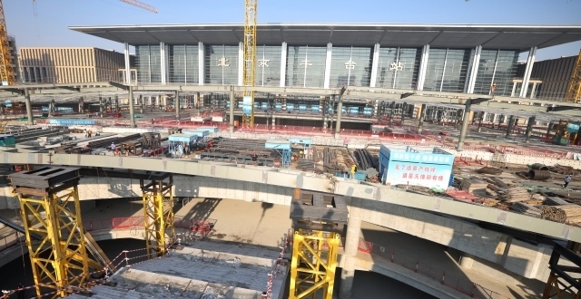 北京丰台站交通枢纽主体结构封顶，力争今年底全面建成_腾讯新闻