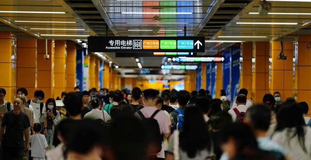 暑运结束，广州地铁三条线路日均客流超百万人次_腾讯新闻