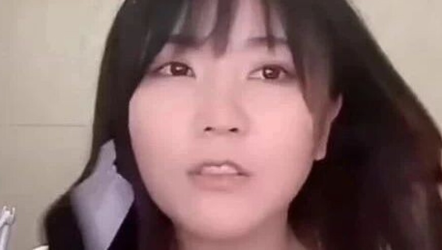 一条小团团自称被网友判了8年，复播后直播间人数飙升1w人，礼物不间断，网友直呼：这就是游戏一姐的魅力吧！
