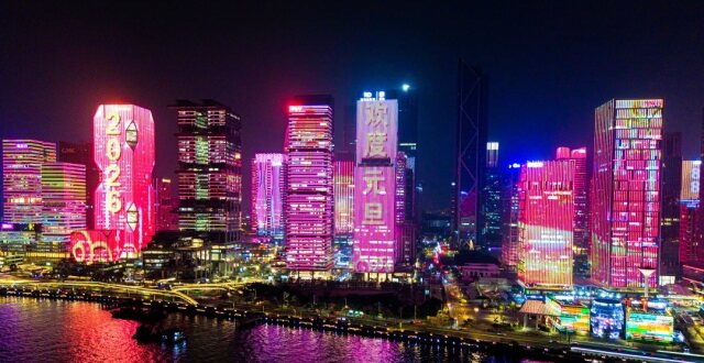 喜迎元旦！珠江两岸建筑以灯光秀送出广州的新年祝福_腾讯新闻