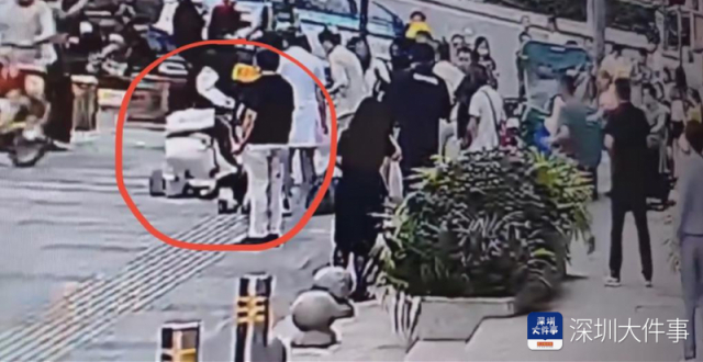深圳一男子突然倒地，她变身路边“急救英雄”跪地救人_腾讯新闻