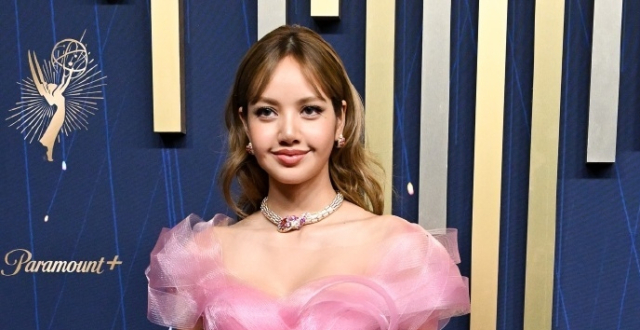 韩星Lisa粉红纱裙亮相艾美奖红毯_腾讯新闻
