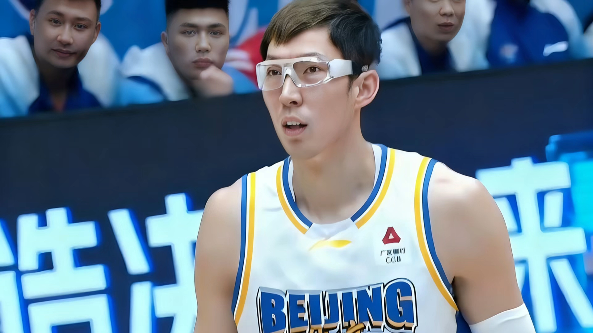 周琦去新疆客场必“受伤”定律？回顾当年轰动中国篮坛的历史性时刻_腾讯新闻