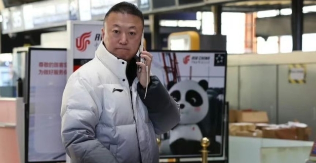 上工了！国乒主教练现身机场：马琳飞抵成都，带队参加混团世界杯_腾讯新闻