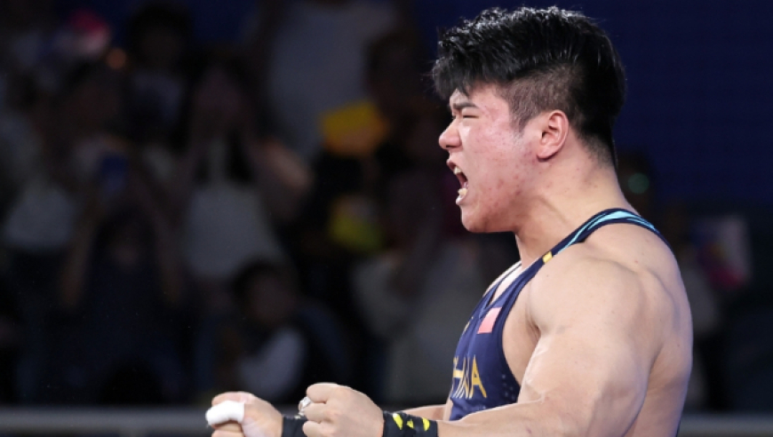 中国举重名将压轴夺金,眼含热泪跪地怒吼,全场沸腾