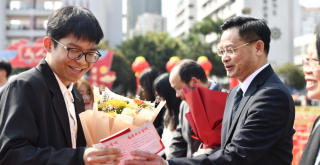 邓发纪念中学举办2023届高三级十八岁成人仪式暨高考百日誓师大会_腾讯新闻