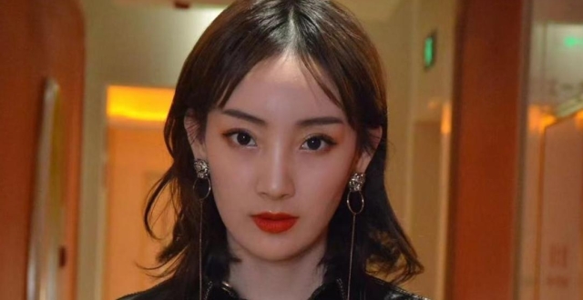主持人马卉直播画面被指疑似含不雅照，本人回应：是油画，被恶意引导剪辑_腾讯新闻