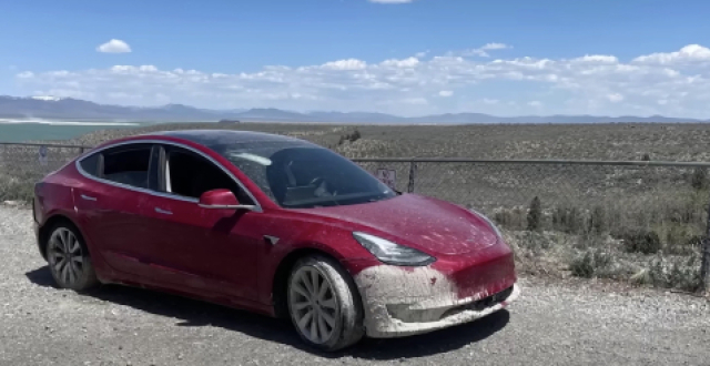 车主大意了没有闪！FSD让特斯拉Model 3“成功”飞入池塘_腾讯新闻
