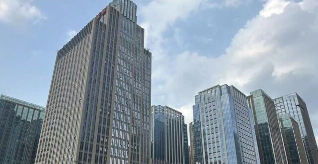 “能抢一块是一块”！成都上半年土拍吸金超400亿元_腾讯新闻