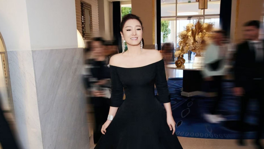 巩俐戛纳开幕式封神！一袭黑裙优雅大气，中文宣布开幕女王范拉满