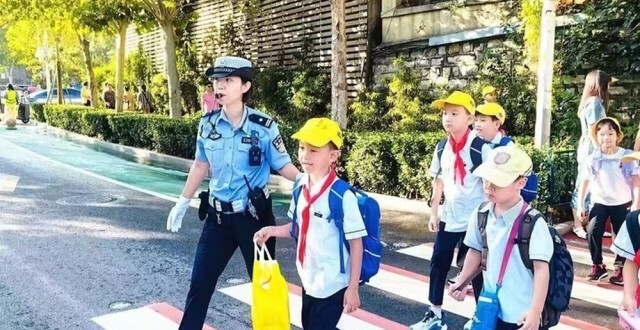 山东交警护航开学季