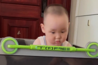 人类幼崽打瞌睡一愣一愣的，小手还紧紧握住方向盘不放_腾讯新闻