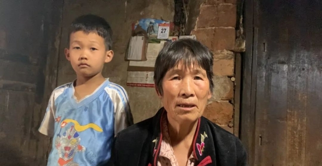 妈妈跑了爸爸重病难医，七旬老人艰难抚养孙儿撑起最后希望_腾讯新闻