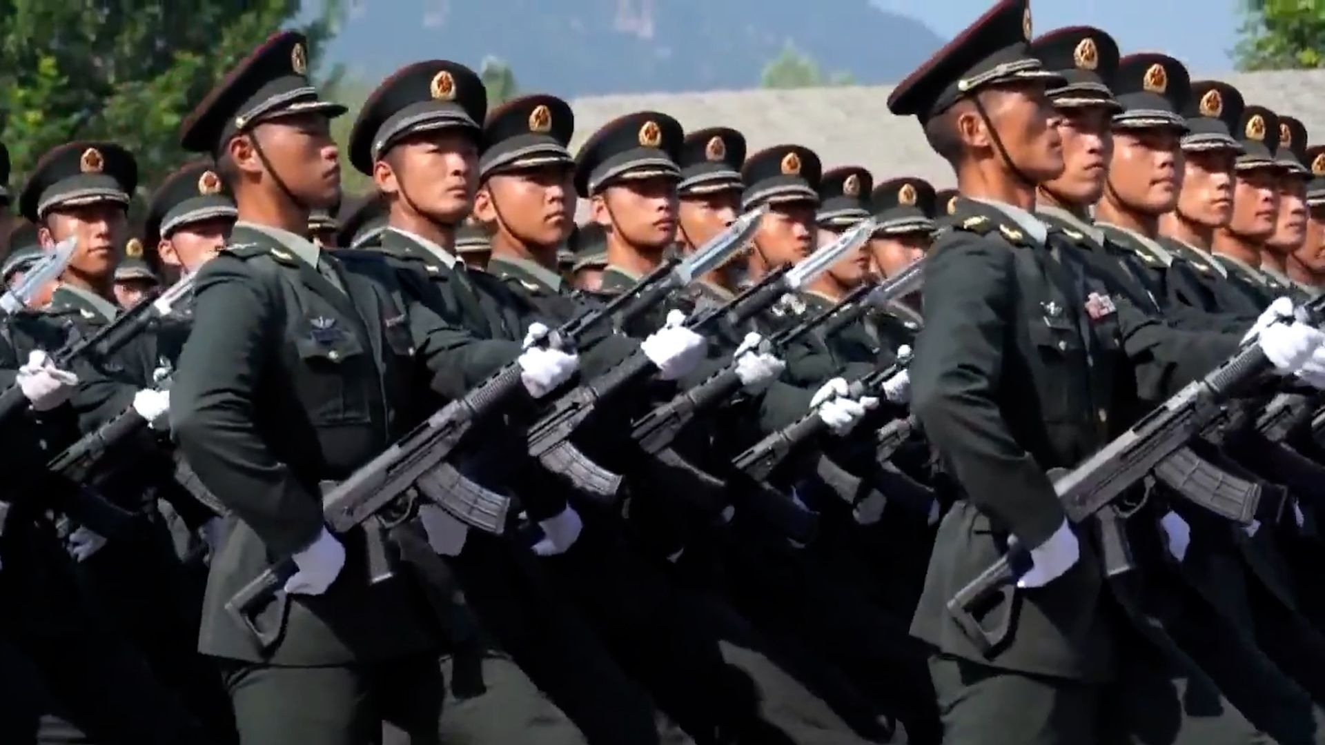 记者探访阅兵训练场：受阅官兵身姿挺拔眼神坚毅 以科学训练方法提升质效_腾讯新闻