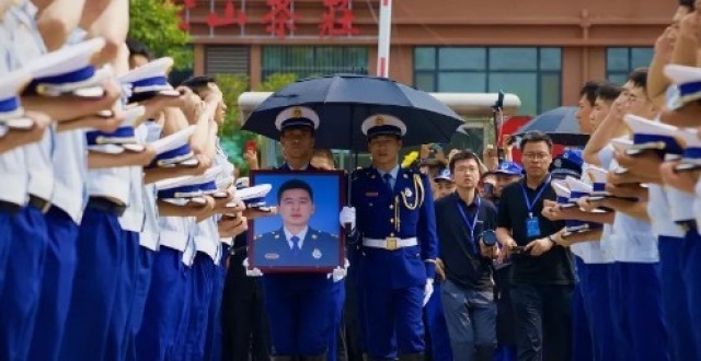 北京牺牲消防员冯振烈士骨灰返回家乡山东济宁汶上 市民沿途迎烈士回家_腾讯新闻