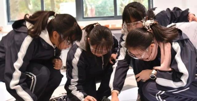 学校变身“工程工坊”！杨浦首个特色高中发展得怎么样？_腾讯新闻