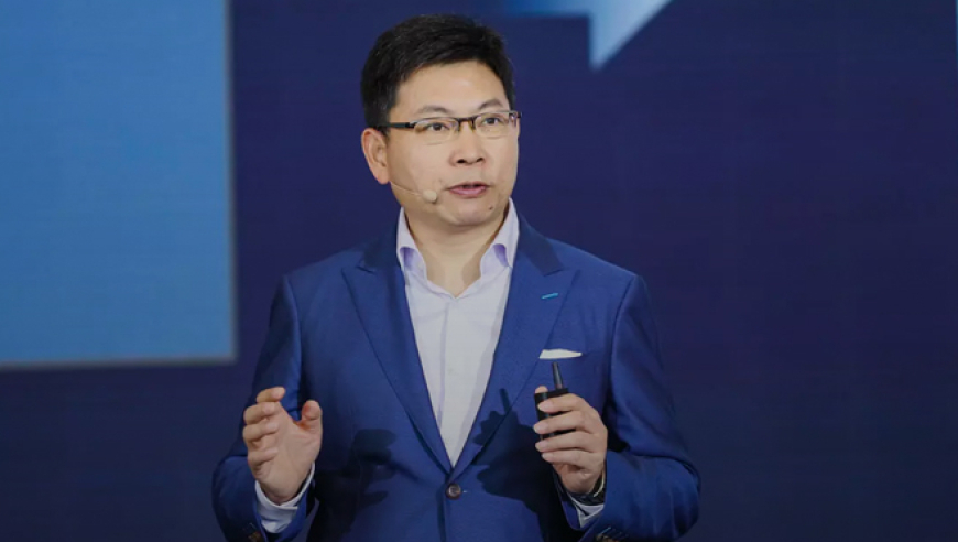 余承东回应“开车睡觉”：是智驾在开车，事后交罚款，扣了三分