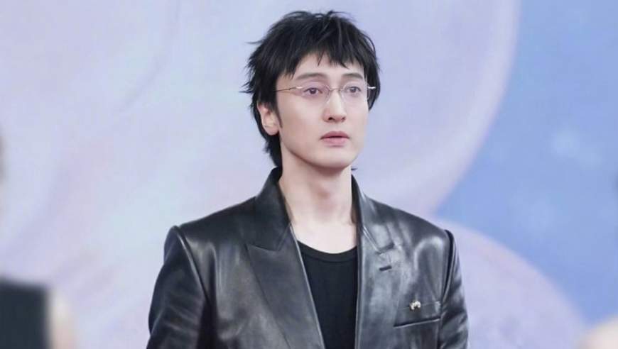 百花奖提名现场空调太冷，王传君脱下皮衣给女导演，自己只剩黑色背心