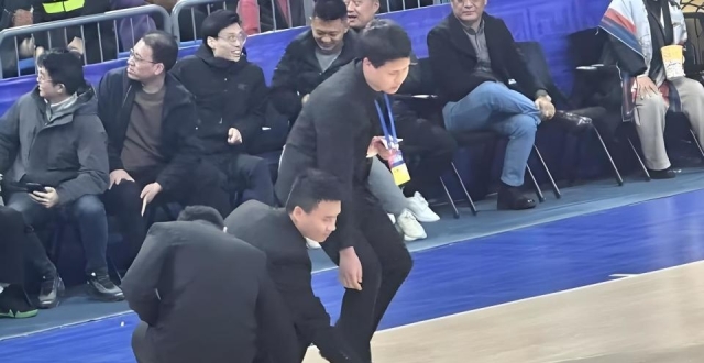 CBA赛场“撒币”事件：文明观赛不能只靠罚款_腾讯新闻